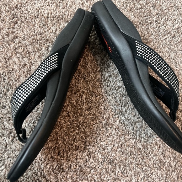 Vionic Women Sandals - Picture 3 of 5